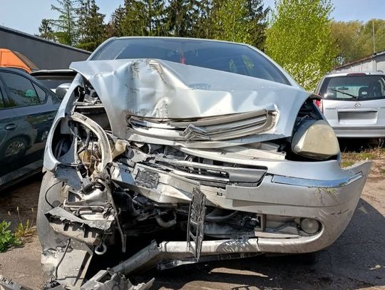 Uciekając przed policją wjechał w kapliczkę. Kierowca citroena był pijany i przewoził narkotyki