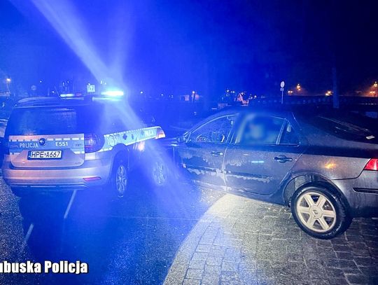 Uciekając przed policją wjechał w radiowóz. 22-latek porzucił auto i próbował jeszcze zbiec pieszo