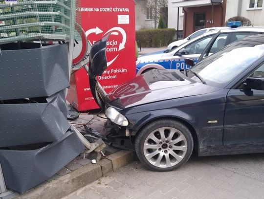 Uciekając przed policją wjechał w wiatę śmietnikową. Porzucił auto i pobiegł między bloki