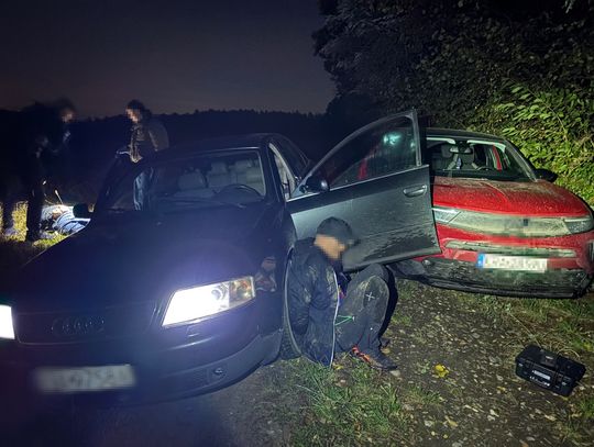 Uciekał Audi przed policją, zderzył się z radiowozem. Był pijany, po narkotykach i poszukiwany