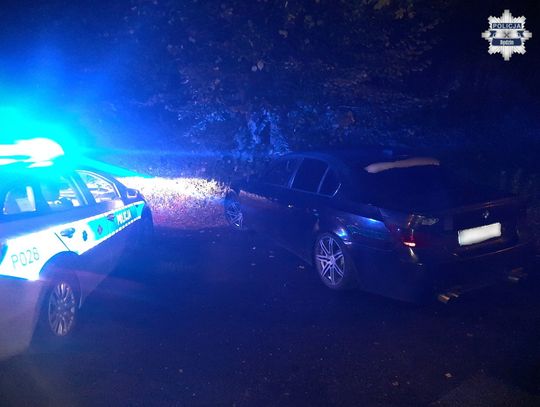 Uciekał BMW przed policją i uderzył w drzewo. Miał trzy sądowe zakazy prowadzenia