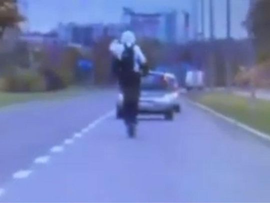 Uciekał hulajnogą przed policją. Jazdę zakończył w rowie, opiekun dostał wysoki mandat