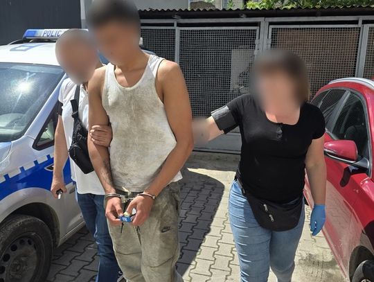 Uciekał mercedesem przez miasto, a potem wskoczył do rzeki. 19-latek bez prawa jazdy, za to z narkotykami