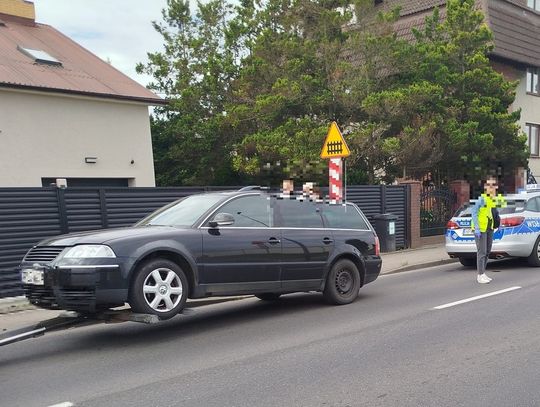 Uciekał passatem z podwójnymi tablicami rejestracyjnymi. 19-latek był pijany, a auto kradzione