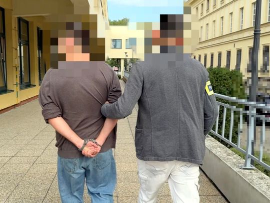 Uciekał policjantom po klatce schodowej. W mieszkaniu pseudokibica znaleźli 2,5 kg marihuany