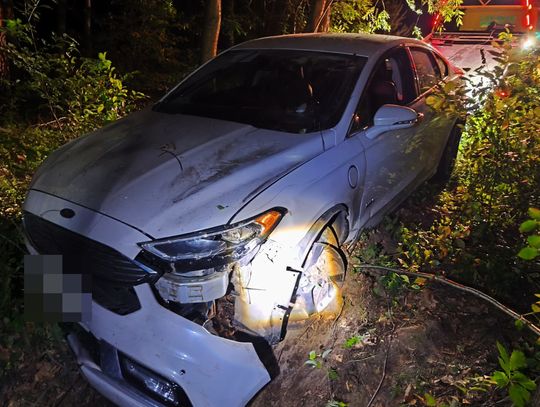 Uciekał przed policją autem z otwartym bagażnikiem. Stracił panowanie nad wozem i wjechał w drzewo