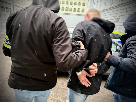 Uciekał przed policją i wpadł z narkotykami. 43-latek był poszukiwany i miał zakaz prowadzenia