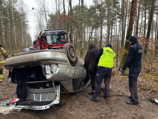 Uciekał przed policją z nastolatką w bagażniku. Pijany kierowca dachował na drodze leśnej