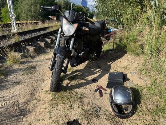 Uciekał skradzionym motocyklem z motorowerem na przyczepce. Wpadł po pościgu
