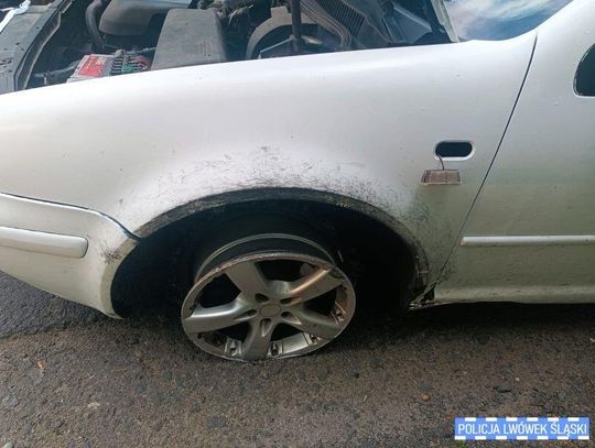 Uciekał Volkswagenem, omal nie potrącił policjantów. Miał dożywotni zakaz i narkotyki w aucie