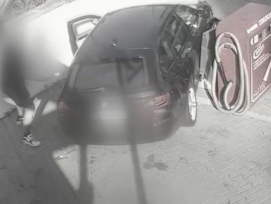 Uciekał z rocznym dzieckiem w nosidełku. W aucie policjanci znaleźli nielegalny towar