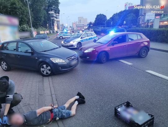 Uciekali z narkotykami przed policją, w trakcie pościgu uszkodzili radiowóz [ZDJĘCIA]