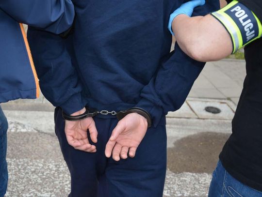 Uciekinier z poprawczaka kradł perfumy i je sprzedawał. Pieniądze przeznaczał "na życie"