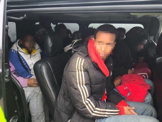 Uciekinierzy z ośrodka dla migrantów zatrzymani na autostradzie. Ukrainiec wiózł 15 Afrykanów Uciekinierzy z ośrodka dla migrantów zatrzymani na autostradzie. Ukrainiec wiózł 15 Afrykanów