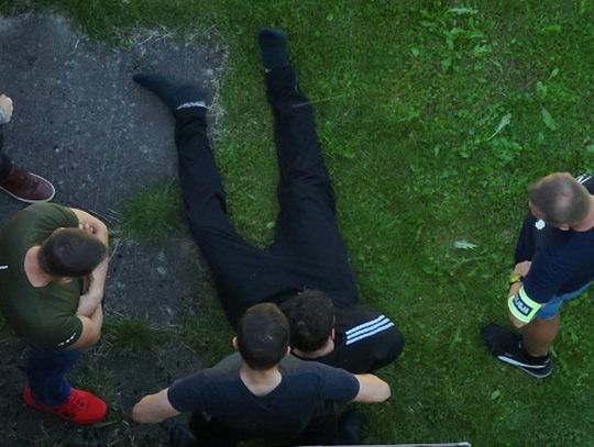 Uciekł przez okno i zniknął w lesie. 37-latek zatrzymany po obławie z udziałem GOPR, straży i dronów