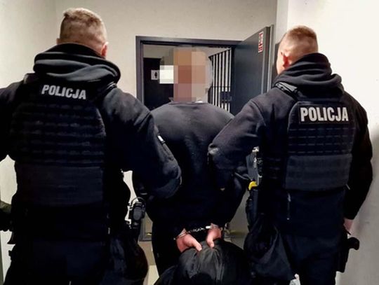 Uciekli z taksówki po zakończonym kursie. Mężczyzna wyjął pistolet, gdy dogonił go kierowca Uciekli z taksówki po zakończonym kursie. Mężczyzna wyjął pistolet, gdy dogonił go kierowca