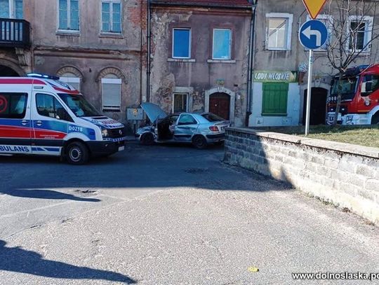 Uczestnicy kolizji na oczach przechodniów pobili się na ulicy i uciekli. Zostało rozbite auto utrudniające ruch