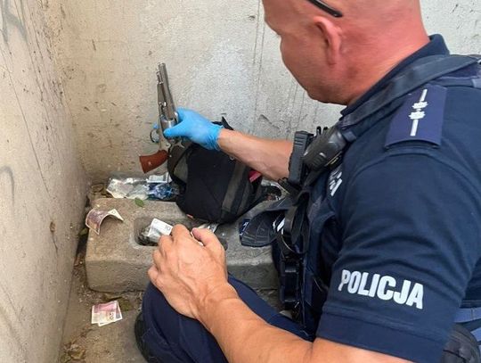 Uczestnik kolizji na widok radiowozu rzucił się do ucieczki. Miał przy sobie narkotyki i broń