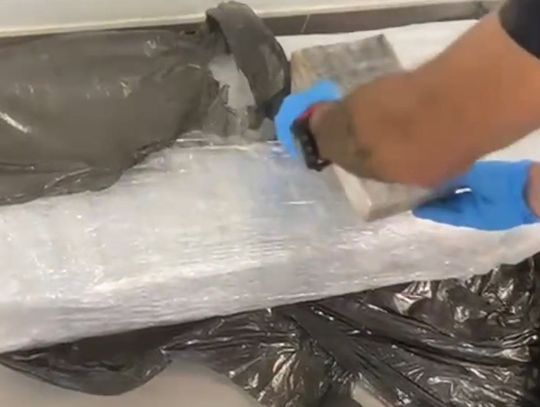 Udaremniony przemyt ponad 100 kg kokainy. Narkotyki ukryte w ładunku części samochodowych [WIDEO]