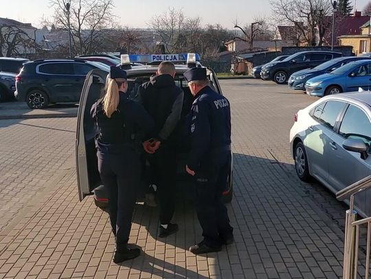 Udawał kupca, okazał się bandytą. Napadł na 24-latka na parkingu i użył gazu pieprzowego