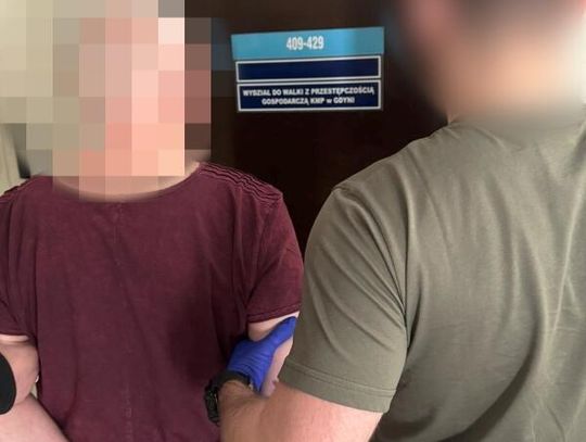 Udawał lekarza i nielegalnie handlował lekami w sieci. 57-latek zatrzymany przy paczkomacie