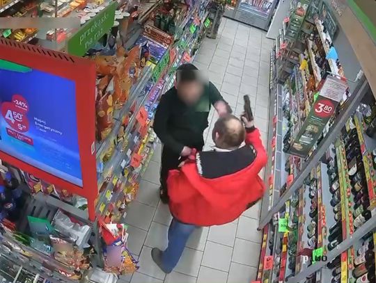 Udawał uzbrojonego i atakował klientów. 34-latek z atrapą broni zatrzymany po rozróbie w sklepie
