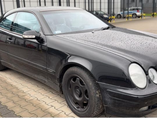 Udawał, że chce kupić mercedesa, nie wrócił z jazdy próbnej. Auto odnalazło się na osiedlu