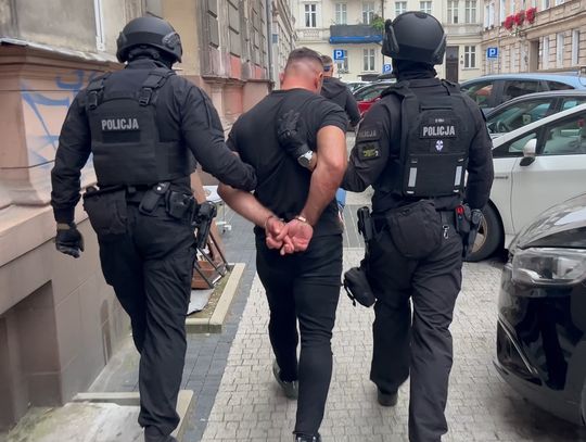 Udawał, że przymierza biżuterię. Wyniósł z trzech sklepów złoto warte ponad 68 tys. zł