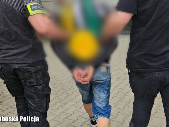 Udawał, że zatrzymuje się do kontroli, ale nagle przyśpieszył. Pościg zakończył się na polu