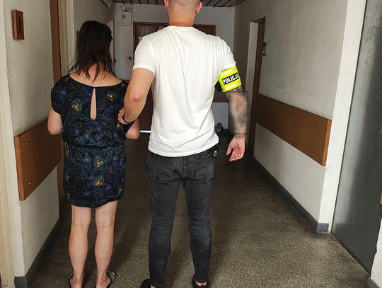 Udawała ofiarę przemocy, żeby dostać się do mieszkania kobiety. Okradła ją, gdy tylko została na chwilę sama