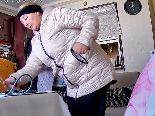 Udawała sąsiadkę, żeby podstępem wejść do mieszkania staruszki i wyłudzić pieniądze. Kobieta jest poszukiwana