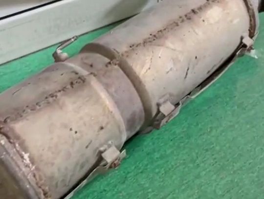 Udawali awarię, by ukraść katalizator. Kobieta stała na czatach, jej znajomy wycinał część z auta