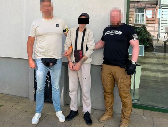 Udawali funkcjonariuszy i wyłudzili pieniądze. Para trafiła do aresztu