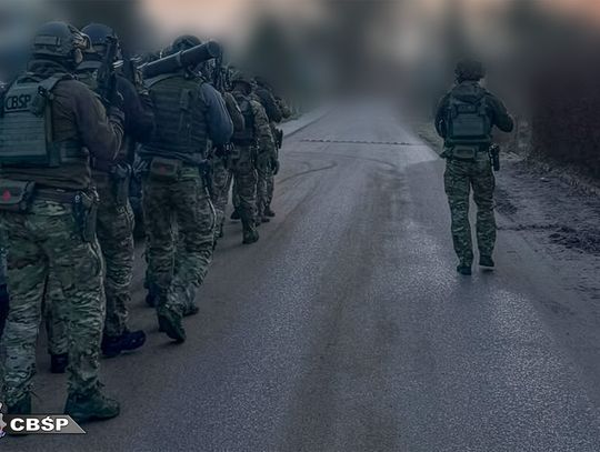 Uderzenie CBŚP w zorganizowany gang dilerów. Zatrzymano 11 osób, w tym siedmiu liderów grupy. WIDEO