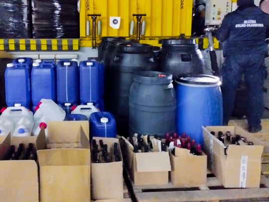 Uderzenie skarbówki w nielegalny alkohol. Ponad tona bimbru zabezpieczona w gospodarstwie