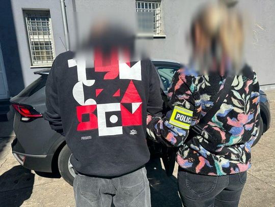 Uderzył mężczyznę pięścią w twarz, a potem wyrwał mu saszetkę. Była w niej gotówka w dwóch walutach