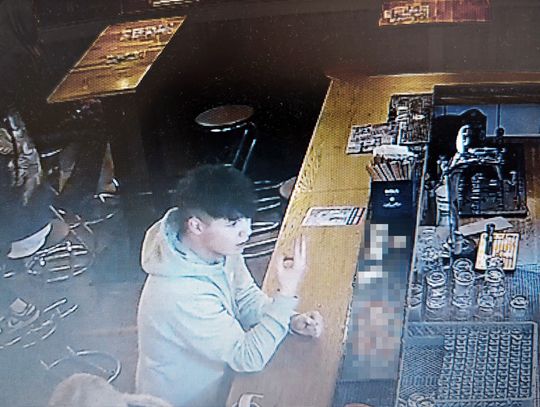 Uderzył w barze mężczyznę szklanką w twarz i natychmiast uciekł. Teraz szuka go policja