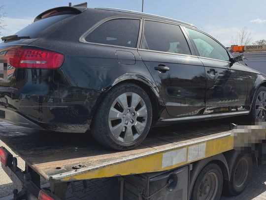 Uderzył w jego samochód i zaczął uciekać. Poszkodowany kierowca ruszył w pościg, a potem do akcji włączył się policjant
