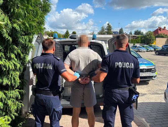Uderzył w ogrodzenie, pasażer miał celować bronią w kobietę. Policjanci zatrzymali dwóch mężczyzn