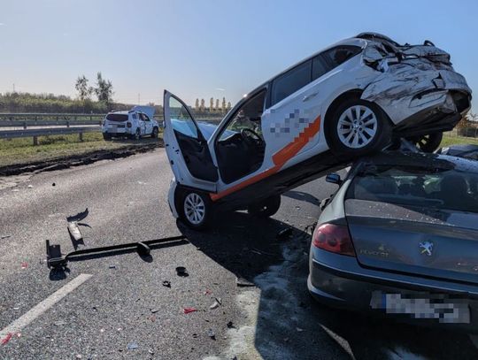 Uderzył w tył skody i zapoczątkował serię kolizji. Cztery pojazdy zderzyły się na S5