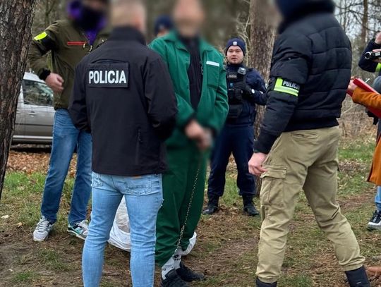 Udusił kolegę dociskając butem jego szyję do ziemi. Po morderstwie zakopał zwłoki obok garaży