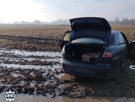 Ukradł 60 butelek alkoholu, a potem auto, żeby je przewieźć. Utknął na polu