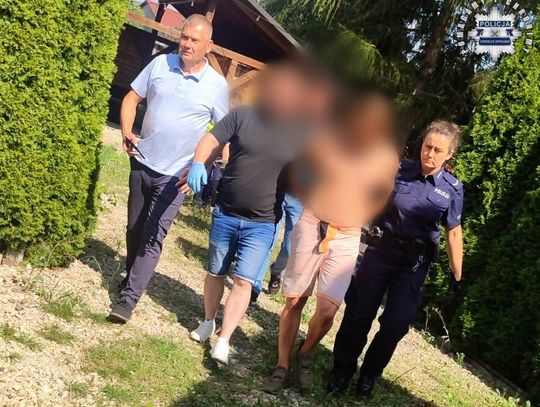 Ukradł auto i ruszył napadać. Sprzedawcy groził śmiercią, pielgrzymom zabrał telefon i pieniądze