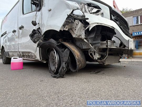 Ukradł busa kurierowi, potem uciekał przed policją. Trzy samochody uszkodzone