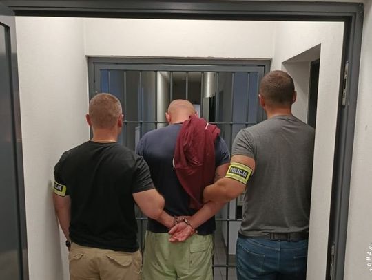 Ukradł busa z dziewczynką w środku i odjechał. Wszystko na oczach jej ojca! Policja odnalazła porzucone auto