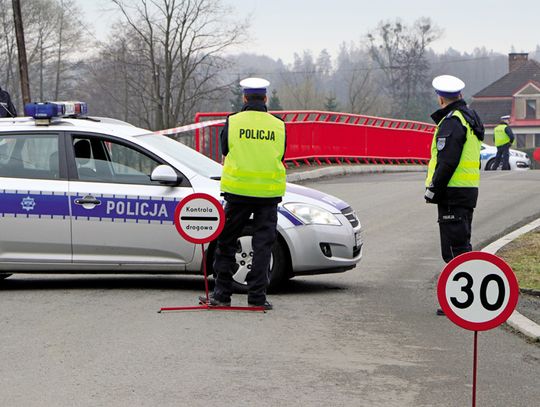 Ukradł ciężarówkę "na stłuczkę". Udało się go zatrzymać dopiero na blokadzie