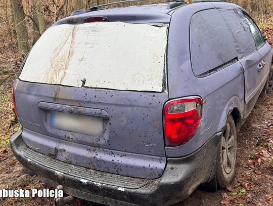 Ukradł drewno i ugrzązł w błocie. Poszedł po pomoc, gdy wrócił czekali już na niego policjanci