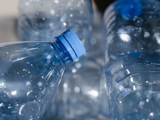 Ukradł dwa worki plastikowych butelek i zaatakował gazem. 28-latek odpowie za kradzież rozbójniczą