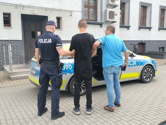 Ukradł flaszkę, szalał na skwerku, a potem stawiał się do policjantów. Sąd od razu wsadził go za kraty na 5 miesięcy