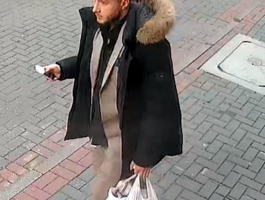 Ukradł kobiecie biżuterię, ubrania, a nawet kosmetyki. Policja opublikowała wizerunek złodzieja